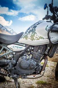 排気量452ccの水冷単気筒DOHCエンジン。ロイヤルエンフィールド初の水冷エンジンで、40PSの最高出力と40N・mの最大トルクを発生する。