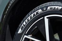 ブリザックの商品コンセプト「ライフパフォーマンス」という言葉には、降雪地のユーザーに高い安全性を提供するだけではなく、非降雪地域の人にも、冬場に安心して快適に運転できるタイヤを提供したい。それによって人々の行動範囲を広げ、人生の豊かさを広げる力になりたい、という思いが込められている。