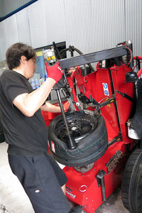 タイヤチェンジャーでHREのホイールに「プロクセスR888R」を装着する本多氏。なぜ「R888」ではなく「R888R」となったのかは、本文の通りである。