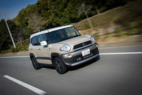 「クロスビー」は全車にマイルドハイブリッド機構を搭載する。3.1psと50Nmを発生するモーター機能付き発電機で、発進時や加速時に最大30秒間のアシストを行う。