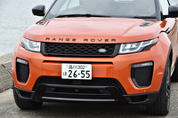 オプションの「ブラックパック」を選択した試乗車のフロントまわりは、ダーク調のヘッドランプやブラックのロゴマーク、グリルなどでドレスアップされる。