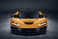 アグレッシブな「W1」のフロントマスク。フロント下部には走行中に空気の流入量を調整する電動式のアクティブウイングが組み込まれている。