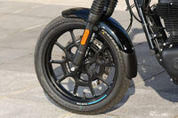 タイヤサイズは、前:110/70-17、後ろ:140/70-17というスポーツ指向な組み合わせ。前輪のジオメトリーも、キャスター角:25°、トレール量:94mmと、かなりハンドリングのよさを重視したものだ。