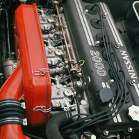 S20型エンジンのマットブラック仕上げのカムカバー。3連装された三國工業(現ミクニ)製のソレックス・ツインチョークキャブレターには赤く塗られたエアクリーナーが付く。