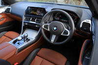 インパネのセンター部分がドライバー側に向けられた、BMW流の“ドライバーオリエンテッド”なインテリア。シンプルなデザインながら、レザーがふんだんに用いられている。