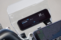 計器類の役割を担う3.5インチのTFTディスプレイ。車速やバッテリー残量などの情報が表示される。