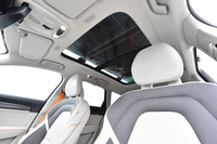 「チルトアップ機構付き電動パノラマガラスルーフ」も「オーシャンレースエディション」の特別装備。