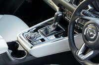 シフトレバー周辺はピアノブラックのパネルでドレスアップ。走行モードのセレクターや電動パーキングブレーキのスイッチも配置されている。