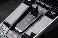 トランスミッションは8段のデュアルクラッチ式AT。セレクターの後方にはルーフのオープンスイッチとクローズスイッチが独立して用意される。