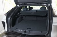 荷室容量は5人乗車時で793リッター。電動格納式の後席を倒したら、最大で1722リッターの空間が得られる。他社のBEVとは異なり、フロントにはトランクは備わらない。