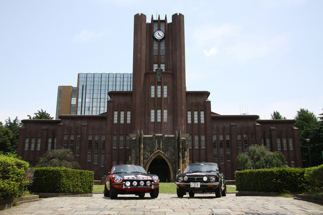 安田講堂をバックに従えた東大/関東工大校チームの1973年式「トヨタ・スプリンタートレノ」(右)。左はゲストとして招かれた、やはり今年のヒストリック・モンテに日本から参戦した池内敏正/森川オサム組の1972年式「ダットサン240Z」。
