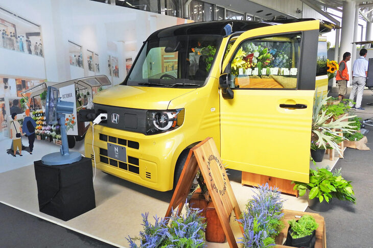 「ホンダN-VAN e:」の事前取材会・試乗会より、会場に展示されていた、移動フラワーショップ仕様のN-VAN e:。