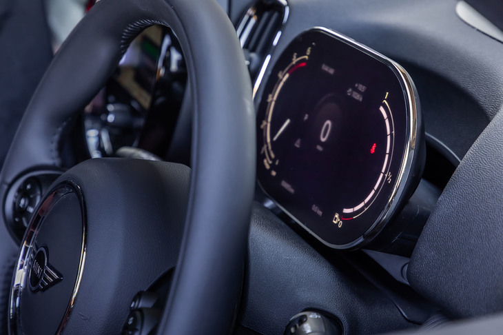 フル液晶タイプの「マルチディスプレイメーターパネル」は、「Apple CarPlay」に対応するインフォテインメントシステム「スマートフォンインテグレーション」やヘッドアップディスプレイなどがセットとなる「デジタルパッケージプラス」に含まれるオプションアイテム。