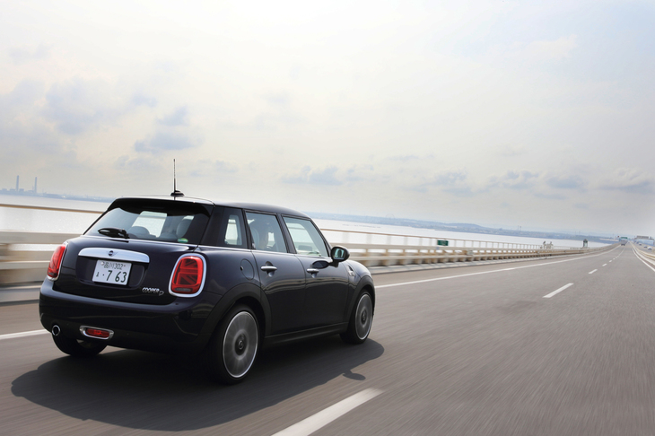 ライバルとなる欧州プレミアムコンパクト勢の中でも、幅広いモデルにディーゼルをラインナップしているMINI。「クーパーD 5ドア」の燃費は、JC08モード計測で23.9km/リッターとなっている。