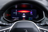 デジタルインストゥルメントパネルは従来型の7インチサイスから、全面液晶ディスプレイとなる10インチサイズに拡大された。写真は「Sport」を選択した際のメーターデザイン。