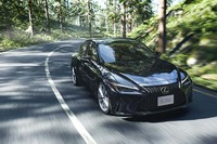 2020年11月にマイナーチェンジされた、レクサスのスポーツセダン「IS」。その販売台数の6割強をハイブリッドモデルが占めるという。