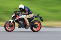 「890デュークR」はストリートでの乗りやすさも好印象。エンジンは粘り強く、乗り心地も快適だった。