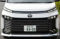 新型の特徴である超巨大フロントグリル。もはや顔全体がグリルといった趣だが、実際にエアインテークとして機能している箇所はごく一部だ。