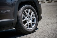 マイナーチェンジによってホイールも新デザインに。テスト車には「ブリヂストン・トランザT001」タイヤが装着されていた。