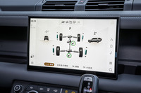 「4×4i」の表示画面。4WDシステムやサスペンションの作動状況、車両のピッチやロール、ディファレンシャルロックの状態などが11.4 インチのタッチスクリーンにリアルタイムで映し出される。