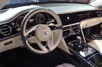 センターのエアコン吹き出し口は、「コンチネンタルGT」とは異なる意匠が採用されている。