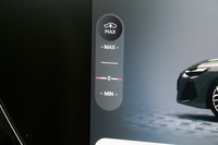 オプション装備のエアサスペンションは車高調整機能付きで、状況に応じて基準値から-10mm~+20mmの間で、車高を自動調整する。