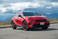 シリーズ第2弾の「クラウン スポーツ」は2023年10月に登場。その名のとおりのキャラクターで、シリーズで最も短いホイールベースにワイドトレッドを組み合わせている。