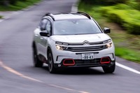 上部のダブルシェブロンマークをキーデザインとした、最近のシトロエンモデルに共通するフロントマスクが「C5エアクロスSUV」でも採用されてる。