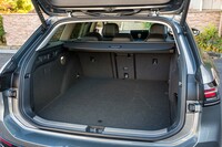 荷室容量は5人乗車時で690リッター、後席を倒した状態で1920リッターとなっており、特に後者の状態では、従来型より実に140リッターも容量が増した。