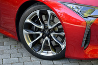 「LC500“Sパッケージ”」には、鍛造の21インチアルミホイール(写真)が与えられる。タイヤはランフラットタイプの「ミシュラン・パイロットスーパースポーツZP」が装着されていた。