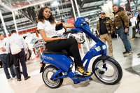 ルクセンブルグのインダストリアルデザイン会社「UJET」がつくり上げた電動スクーター。都市における新しい移動を考え抜いたというだけに、ユニークなフレーム構造、新しい車体素材、折りたためるフレームを採用した省スペース構造、取り外し可能なうえにキャスター付きで、自宅やオフィスで充電可能なバッテリー……と、とにかくユニークで新しいトピックスにあふれている。