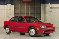 「日本車キラー」として北米で発売された「ダッジ・ネオン」。日本にはクライスラーブランドで、右ハンドル仕様車が1996年に導入された。日本導入当時の車両本体価格は129万9000円だった。