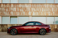 最上級モデルの「M240iクーペ」には、サイドエアインテークにブラックのインサートが入り、フロントスポイラーリップ、リアスポイラー、台形のテールパイプトリムが装備される。