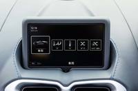 インフォテインメント用のモニターは横長の8インチ。操作はアームレスト前方のデバイスで行う。
