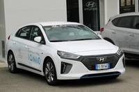 「ヒュンダイ・アイオニック ハイブリッド」のボディーサイズは、全長×全幅×全高=4470×1820×1460mm。「プリウス」より短く、幅広く、わずかに低い。パワーユニットは、1.6リッターエンジン+32kWモーターで最高出力141hpを発生(プリウスは1.8リッターエンジン+53kWモーターで同122hp)。「回生ブレーキの作動に高度なアルゴリズムが生かされている」点もセリングポイント。