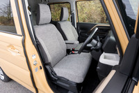 柔らかな質感のファブリックのシートは、実際に座っても柔らかい。無印良品のソファのような質感だ。