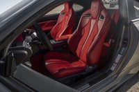 しっかりとしたサイドサポートを備えるフロントシートは、「RC F」の専用アイテム。ヘッドレスト部分に「F」をデザインしたロゴマークが入る。