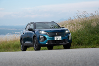 「プジョー2008 GTハイブリッド」が国内で発売されたのは2025年8月21日のこと。車両本体価格は既存の1.2リッターガソリンターボ車と1.5リッターディーゼルターボ車の間に収まる419万円。