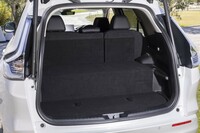 水素タンクを積む関係で荷室には大きな段差ができているが、フロアボードを上段にセットすれば、フラットな床面が得られる。