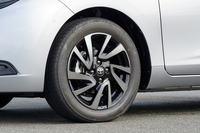 「Z」専用オプションの16インチ切削光輝アルミホイールはペイントがブラックに変更。わざわざブラックのナットを組み合わせている。