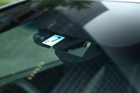 マイナーチェンジを機に「フィット」の上位グレードには、ミリ波レーダーと単眼カメラを用いた安全運転支援システム「ホンダセンシング」が搭載された。