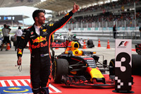 チームメイトの活躍を前に何としても表彰台を確保したかったレッドブルのリカルド(写真)。速いスーパーソフトタイヤを履いて猛追してくる4位ベッテルに、ソフトタイヤで応戦。上手なライン取りもあってフェラーリに先行を許すことはなかった。(Photo=Red Bull Racing)