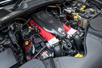 3.8リッターV8ユニットには、赤く塗装されたヘッドを覆うようにカーボンのカバーがかぶされている。