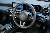 「Sクラス」や「Eクラス」と同じデザインのステアリングホイールを装備する。左右のスポーク上にはそれぞれタッチコントローラーが備わっている。