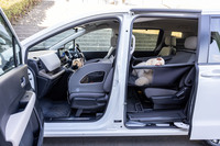 コンパクトミニバン「フリード」に「Honda Dog」シリーズの純正アクセサリーを装着した様子。助手席には、サイズアップのリニューアルが行われた最新の「ペットシートプラスわん2」(2万1450円)が、2列目シートには25kgまでの愛犬を乗せることができる「ペットシートサークル」(2万5300円)がジャストフィットする。