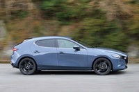 「Mハイブリッド」は加速時にエンジンパワーをアシストするだけでなく、シフトアップ時に発電することでエンジン回転を低下させ、滑らかな変速制御を可能にする。