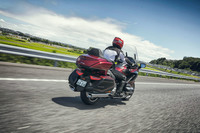 車体構造には、しなやかさと剛性感を併せ持つ軽量なアルミツインチューブ式フレームを採用。車体全長を従来モデルより55mm短縮し、マスを集中化させることで、運動性能や乗り心地を改善している。