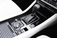 センターコンソールはデザインや各コントローラーの操作性に加え、コーナリングなどでヒザを押し当てたときの感触まで考慮して改良がなされた。