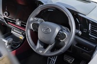 ステアリングホイールはディンプル加工された本革巻き。下部のスポークには「F SPORT」ロゴがあしらわれる。