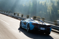 「スポーツシリーズ」には「モノセルII」と呼ばれるカーボン製のバスタブ型モノコックシャシーが用いられており、高いボディー剛性を実現している。